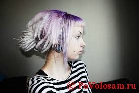Девушка с фиолетовыми дредами